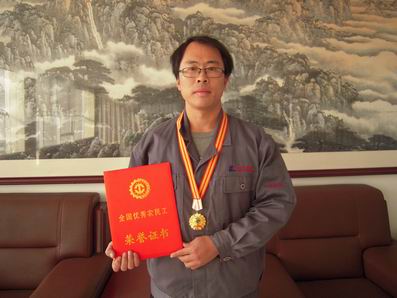 20171107山东5001拉斯维加斯机床职工魏超荣获“全国优秀农民工”荣誉称号.jpg
